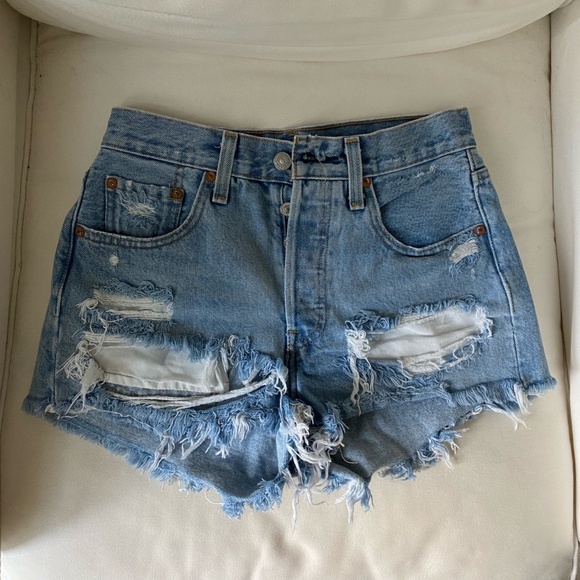 NWOT Levi's 501 High Rise Light Wash Distressed Jean Short 24 W - Picture 4 of 5